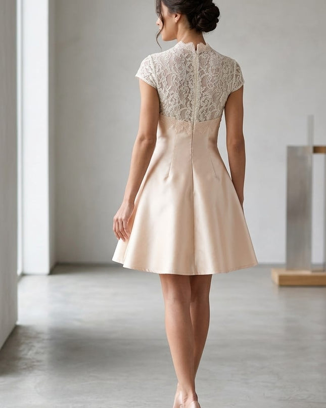 Abitino Scampanato in Mikado di Seta Beige con Pizzo Chantilly e Gioiello – Art. 366
