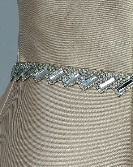 Abitino Scampanato in Mikado di Seta Beige con Pizzo Chantilly e Gioiello – Art. 366
