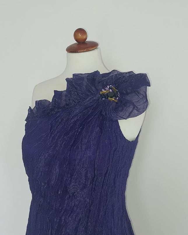 Tubino Donna Monospalla Viola Dark – Organza e Seta Stropicciata con Fiore e Cristalli Tg. 46