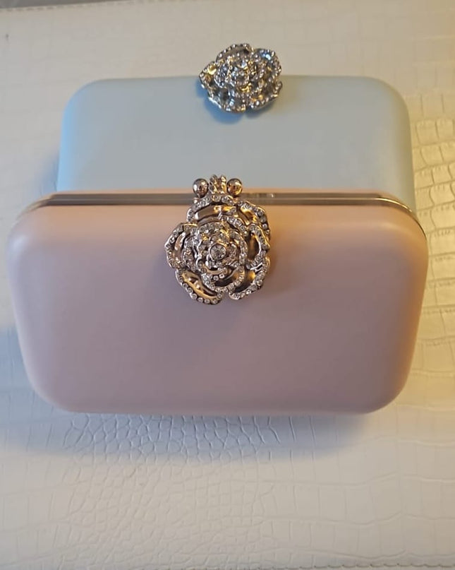 Pochette da Cerimonia in Pelle con Tracolla Dorata e Chiusura Gioiello Rosa con Swarovski