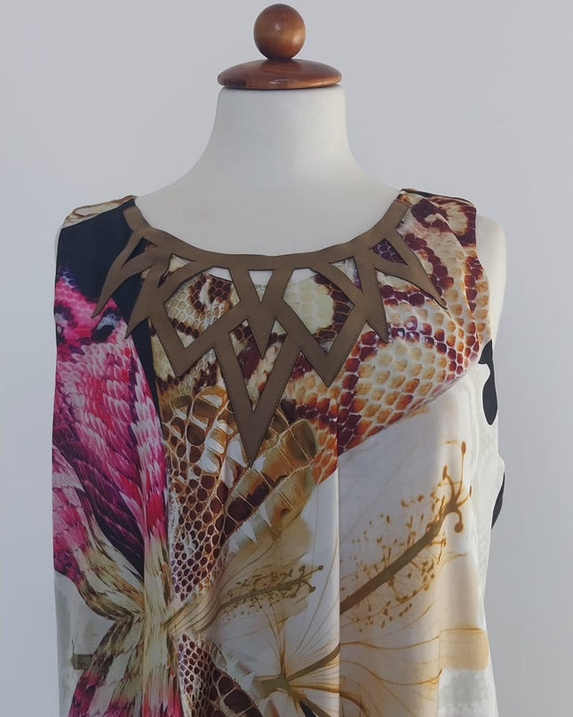 Abito in Seta Modello Trapezio Fantasia Oro/Rosso/Nero con Collana in Scamosciato Cuoio