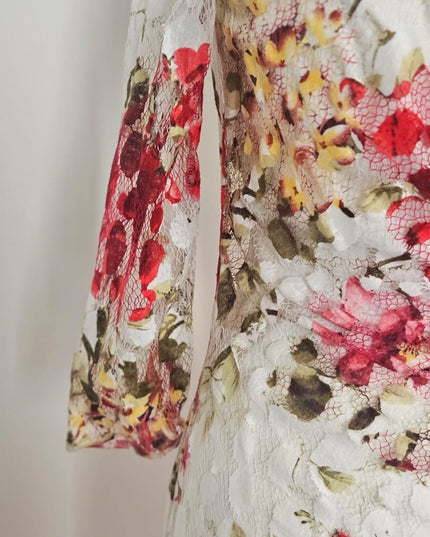 Abito Mini in Pizzo Elasticizzato con Rose Rosse e Scollo a V