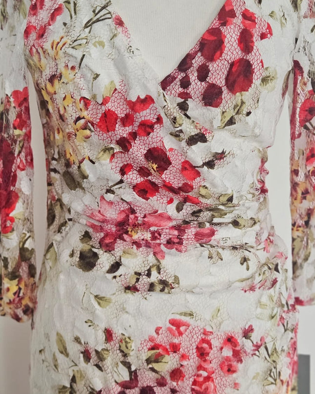 Abito Mini in Pizzo Elasticizzato con Rose Rosse e Scollo a V